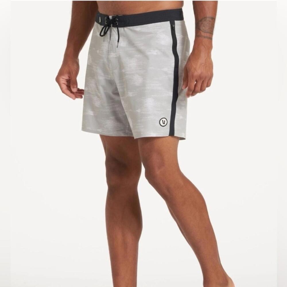 Vuori Men's Peak Board Shorts Eucalyptus Belize Size 33